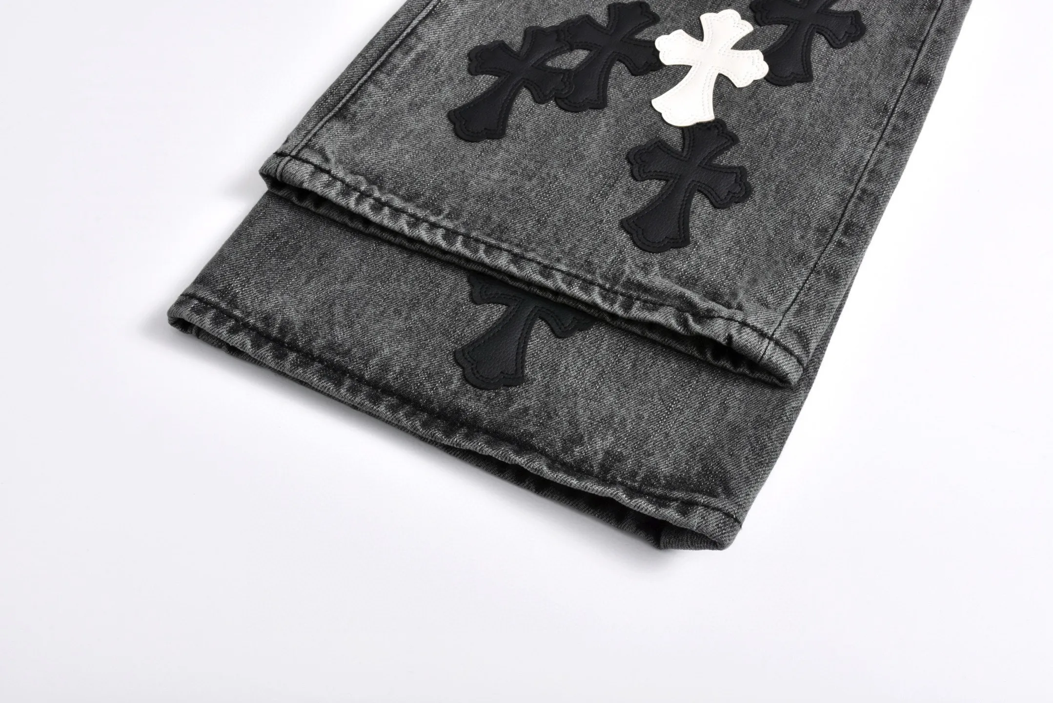 🅿️840 [Exclusive supply] CH Crow Heart Limited Flame Patch Leather Jeans CH This jeans is a store VIP limited edition (can only be purchased by store VIPs) and is not an official website model, so it is even rarer. When we got it back, we found that these pants were different from the usual 501 version. These pants were made from CH's own soleplate, not the 501 soleplate. So I can only customize the fabrics myself and rely on various relationships to get the raw material fabrics. The washing process also took dozens of attempts to finally achieve the effect we wanted. This pair of pants uses a total of 35 pieces of leather, all of which are second-layer cowhide. Therefore, whether the material is leather label or wash label, fabric or hardware, the mold needs to be re-opened and the cross must be sewn manually (for restoration, it can only be done manually) Size: 32-34-36-38